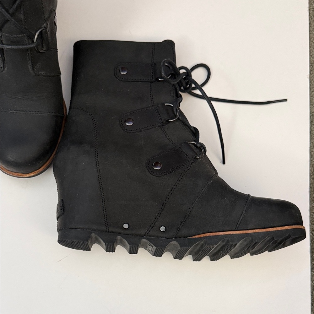 SOREL JOAN OF ARC BLACK LACE UP BOOTS